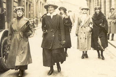 Juristen Eva Andén och personalen på hennes advokatbyrå när de går för att rösta för första gången, september 1921. Reproduktion: KvinnSam, Göteborgs universitetsbibliotek.